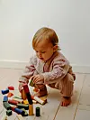 Lite barn, leker med klosser.