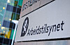 Bilde av Arbeidstilsynets navn og logo på et skilt.