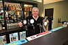 Helge Olsen i baren i de nye lokalene til Brewery International på Langhus.