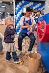 Barn som får startet hjerte i sin bamse hos Build a bear