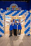 Tre Build-A-Bear-ekspeditører venter på åpningen av butikken. Sandvika Storsenter