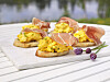 Bruschetta med eggerøre og spekeskinke.