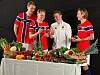 Aron Espeland lager maten for landslaget i fotball-VM. Her sammen med Sander Berge, Andreas Schjelderup og Patrik Berg.