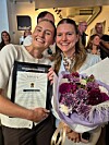 Lærling hos Jysk Porsgrunn Thale Vendela Bertelsen til venstre og Ann-Kristin Birkelund mottar prisen under Arendsalsuka.