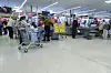 Travelt butikkareal med kunder, handlevogner og vareutstillinger på Nordby Shoppingcenter.