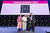 Fem personer står samlet på en scene under Handelsprisen 2026.
