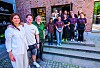Søstrene Grene-butikken i Asker sentrum. De ansatte og eierne på butikktrappa