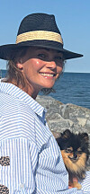 Gina Fjeld med hatt og hund.
