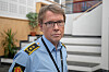 Trond Lakselvhaug i lyseblå politiuniform foran en trapp innendørs i Bodø.