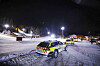 Rallybiler på en opplyst, snødekt bane ved Kjerringåsen alpinsenter om kvelden.
