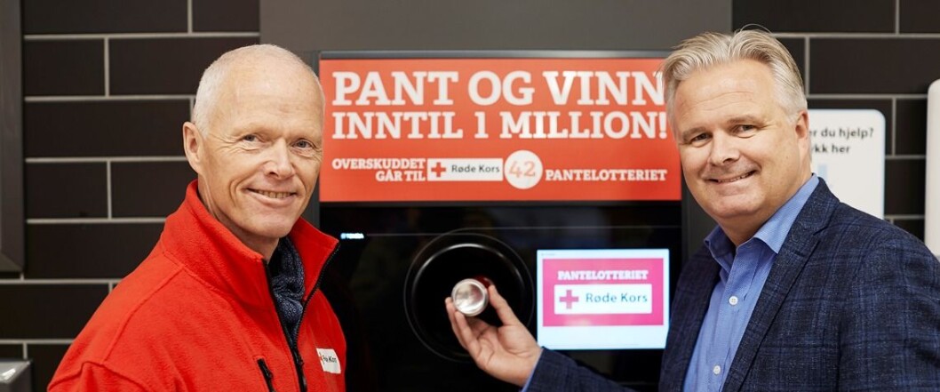 SPARs Ole Christian Fjeldheim (t.h.) er enig med Røde Kors-president Robert Mood om at Pantelotteriet bidrar med viktige inntekter til et særdeles godt formål. (Foto: NorgesGruppen/SPAR) SPARs Ole Christian Fjeldheim (t.h.) er enig med Røde Kors-president Robert Mood om at Pantelotteriet bidrar med viktige inntekter til et særdeles godt formål. (Foto: NorgesGruppen/SPAR)