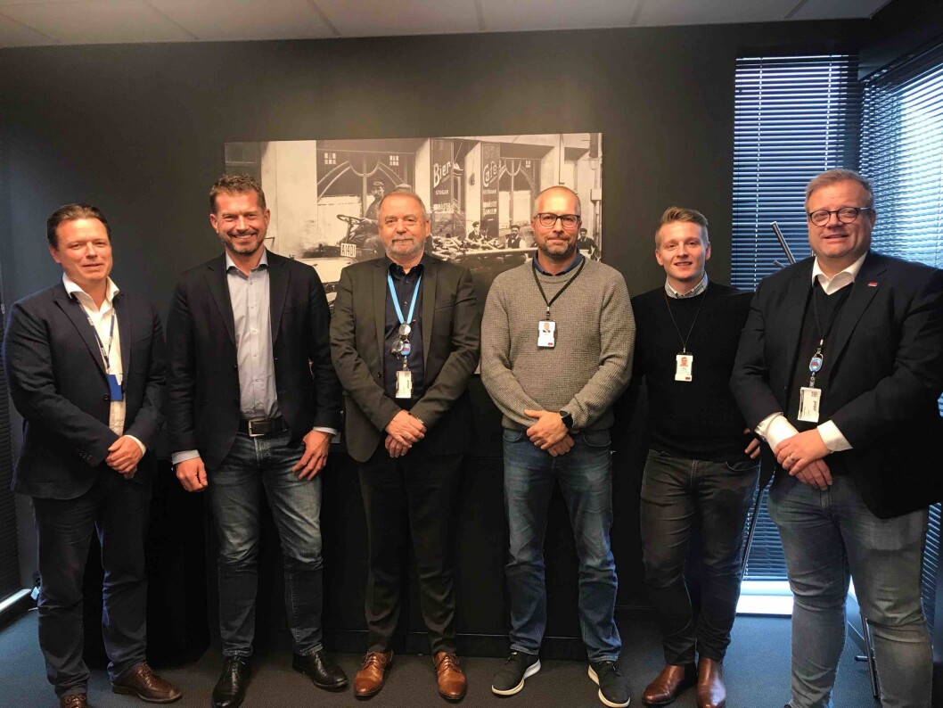 Ahlsell og Securitas signerer kontrakt. F.v. Lars Erik Finne, director M&A (Ahlsell), Knut Klefsås, salgssjef elektro region Øst (Ahlsell), Bjørn Lohne, teknisk direktør (Securitas), Arild Mejlbo avdelingssjef produkt (Securitas), Mats Syverstad KAM (Securitas), og Roy Tuhus, direktør retail (Securitas). Ahlsell og Securitas signerer kontrakt. F.v. Lars Erik Finne, director M&A (Ahlsell), Knut Klefsås, salgssjef elektro region Øst (Ahlsell), Bjørn Lohne, teknisk direktør (Securitas), Arild Mejlbo avdelingssjef produkt (Securitas), Mats Syverstad KAM (Securitas), og Roy Tuhus, direktør retail (Securitas).