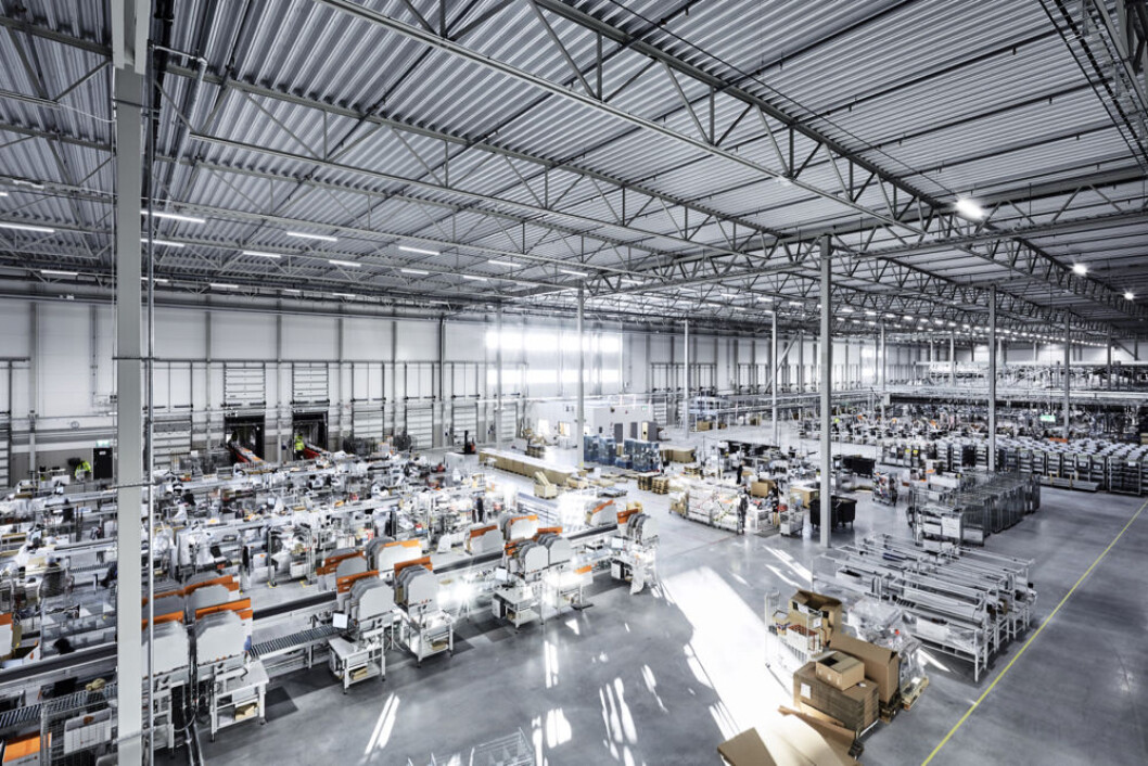 Automasjonsteknologien utfører monotone og ikke-ergonomiske oppgaver og letter på den måten arbeidsbyrden for de ansatte. (Foto: Zalando) Automasjonsteknologien utfører monotone og ikke-ergonomiske oppgaver og letter på den måten arbeidsbyrden for de ansatte. (Foto: Zalando)