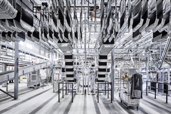 50 autonome mobile GreyOrange Butler-roboter, som bruker goods-to-person-teknologi, utfyller det manuelle arbeidet. (Foto: Zalando) 50 autonome mobile GreyOrange Butler-roboter, som bruker goods-to-person-teknologi, utfyller det manuelle arbeidet. (Foto: Zalando)