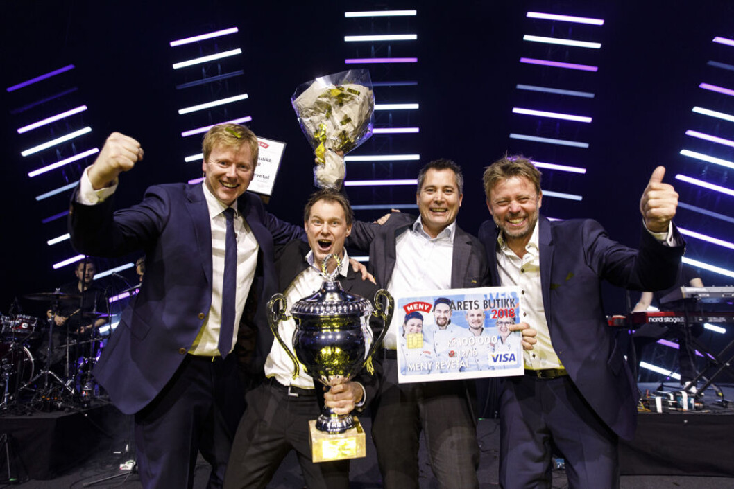 JUBELSCENER F.v. MENY-sjef Vegard Kjuus, butikksjef Halvard Knotten og kjøpmann Martin Gran fra MENY Revetal og driftsdirektør Geir Hov i MENY (Foto: Kilian Munch) JUBELSCENER F.v. MENY-sjef Vegard Kjuus, butikksjef Halvard Knotten og kjøpmann Martin Gran fra MENY Revetal og driftsdirektør Geir Hov i MENY (Foto: Kilian Munch)