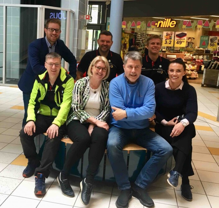 Ledelsen i Amfi Narvik og Narvik Storsenter samlet. Roger Karlsen (foran f.v.), Kirsten Nystrand, Trond Aase, Victoria Wikestad Nilsen. Helge Edvardsen (bak f.v.), Ronald Røch, Robin Hansen. Ledelsen i Amfi Narvik og Narvik Storsenter samlet. Roger Karlsen (foran f.v.), Kirsten Nystrand, Trond Aase, Victoria Wikestad Nilsen. Helge Edvardsen (bak f.v.), Ronald Røch, Robin Hansen.