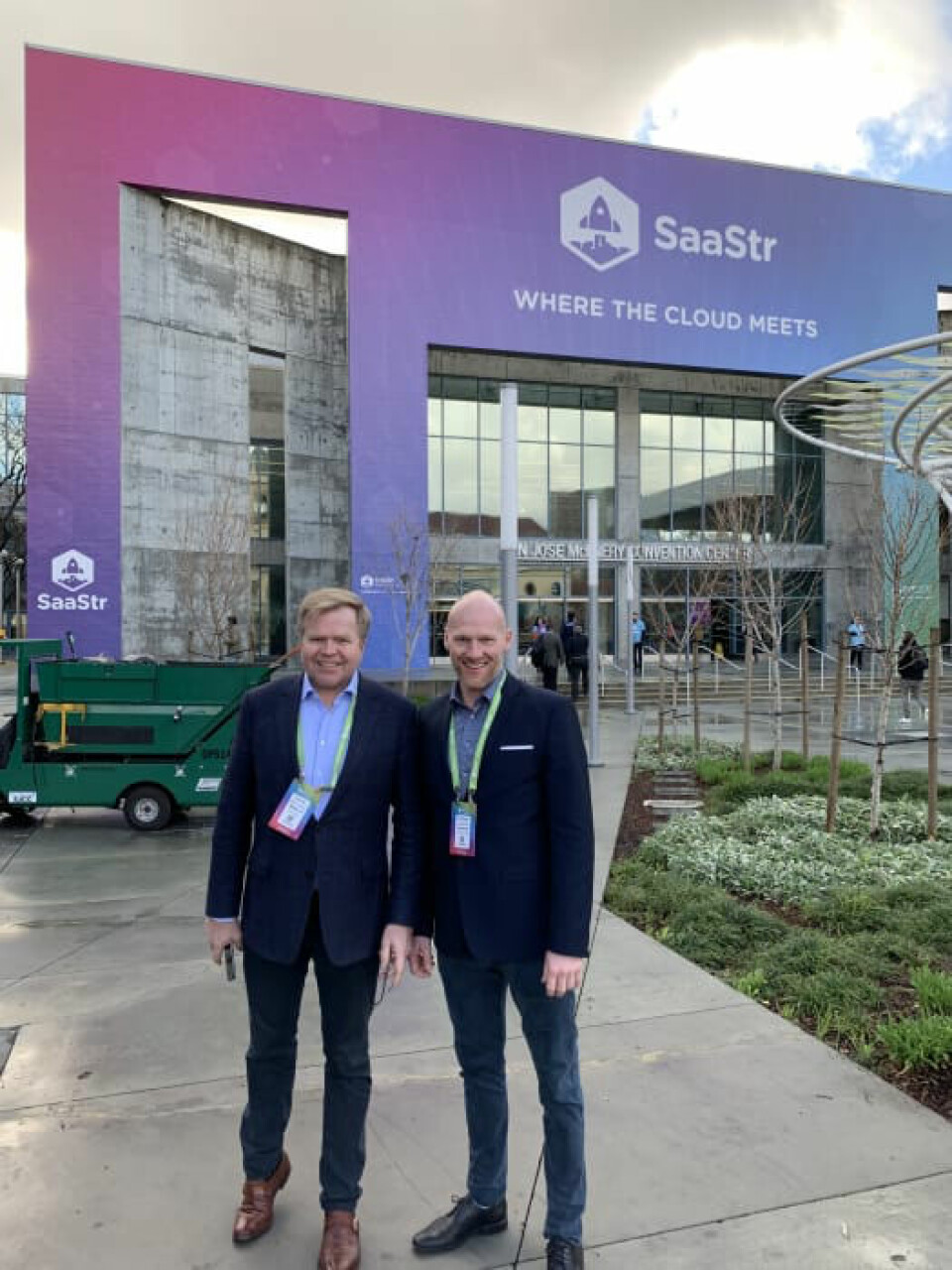 Den nye styrelederen i Recheckit Gunnar Bjørkavåg (t.v.), her avbildet sammen med CEO Peder Aaserud på verdens største SaaS-konferanse i San Jose, California denne uken.