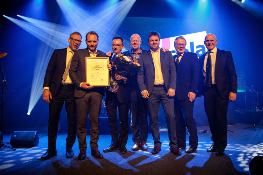 En glad gjeng fra ISOLA ble årets leverandør, stor klasse. Oscar Kristiansen med diplomet, Bård Løkke lengst til venstre. (Foto: Tom Pike) En glad gjeng fra ISOLA ble årets leverandør, stor klasse. Oscar Kristiansen med diplomet, Bård Løkke lengst til venstre. (Foto: Tom Pike)