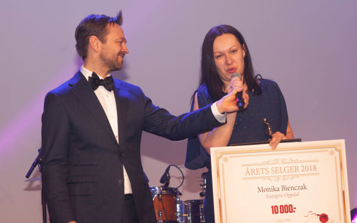 Monika Bienczak takket for utmerkelsen som 'Årets Selger 2018', assistert av John Brungot. (Foto Erik Faukland). Monika Bienczak takket for utmerkelsen som 'Årets Selger 2018', assistert av John Brungot. (Foto Erik Faukland).