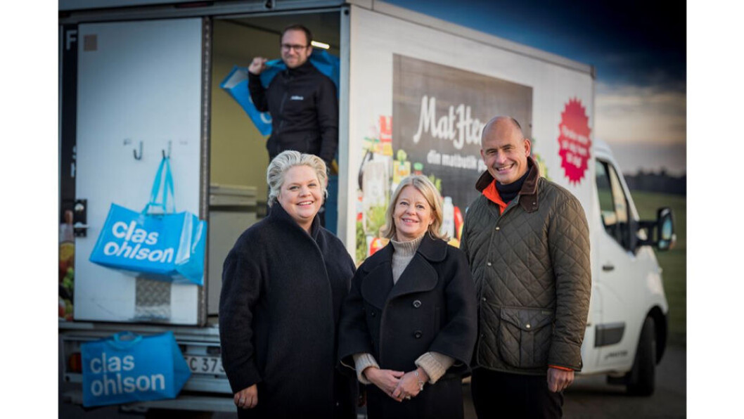 Clas Ohlson i lykkelig samarbeid med MatHem. Fra v. Lotta Lyrå, adm.dir. Clas Ohlson, og MatHem-gründerne Karolin og Tomas Kull. (Foto: Press/Clas Ohlson) Clas Ohlson i lykkelig samarbeid med MatHem. Fra v. Lotta Lyrå, adm.dir. Clas Ohlson, og MatHem-gründerne Karolin og Tomas Kull. (Foto: Press/Clas Ohlson)