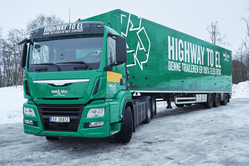 Den splitter nye trekkvognen er 100 prosent elektrisk, og skal frakte avfall i skytteltrafikk gjennom Oslo. (Foto: Ragn-Sells) Den splitter nye trekkvognen er 100 prosent elektrisk, og skal frakte avfall i skytteltrafikk gjennom Oslo. (Foto: Ragn-Sells)