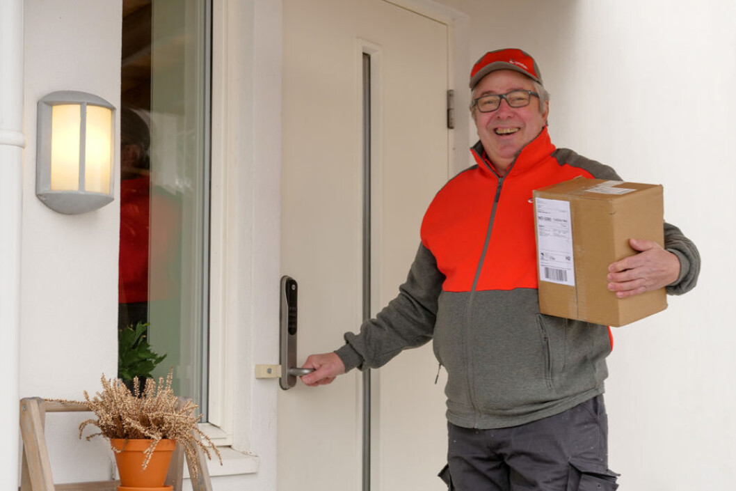Postbud Bjørn Tørseth er en av dem som tester ut den nye tjenesten i Vestfold. (Foto: Tore Oksnes, Posten Norge) Postbud Bjørn Tørseth er en av dem som tester ut den nye tjenesten i Vestfold. (Foto: Tore Oksnes, Posten Norge)