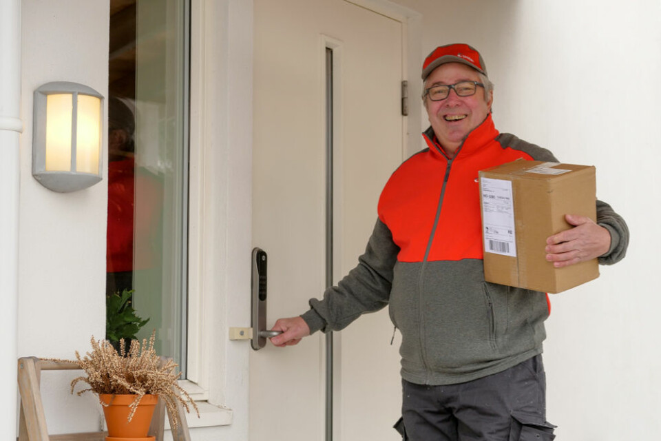 Postbud Bjørn Tørseth er en av dem som tester ut den nye tjenesten i Vestfold. (Foto: Tore Oksnes, Posten Norge)