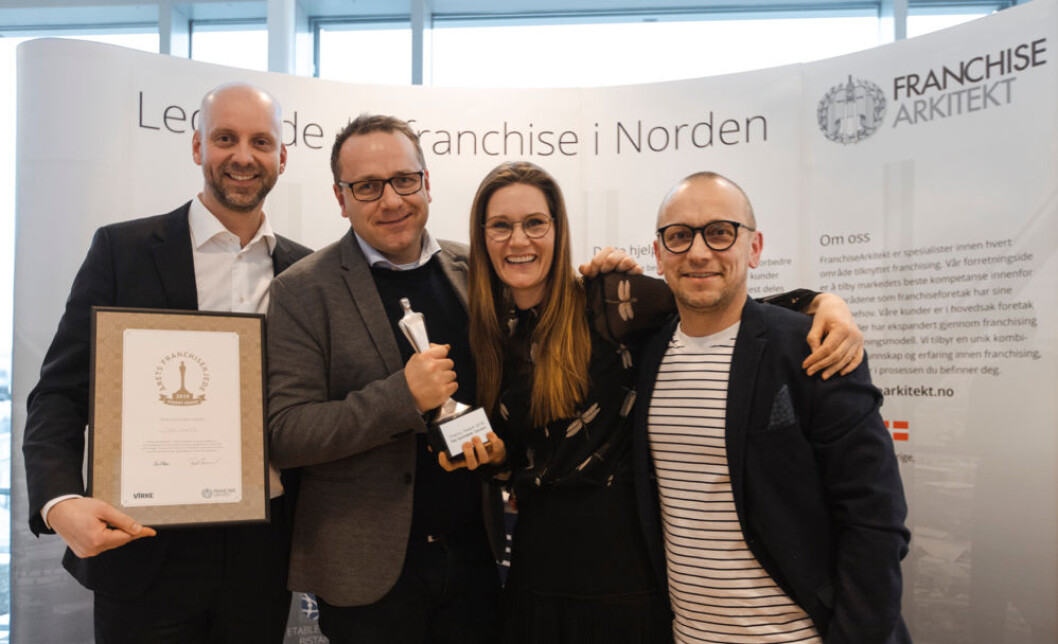 En glad gjeng fra Specsavers mottok prisen for Årets Franchisekjede. F.v. Finansdirektør Jan-Kristian Bjerke, regionsjef André Evensen, HR-ansvarlig Astrid Liaaen og regionsjef Stein Lind. (Foto: Marthe Buer) En glad gjeng fra Specsavers mottok prisen for Årets Franchisekjede. F.v. Finansdirektør Jan-Kristian Bjerke, regionsjef André Evensen, HR-ansvarlig Astrid Liaaen og regionsjef Stein Lind. (Foto: Marthe Buer)