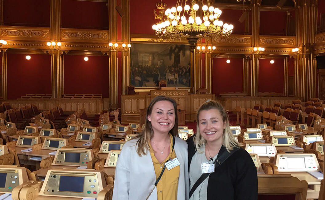 Hanna Sollie Storaker (t.v.) og Ingrid Vold, fotografert i Stortingssalen i forbindelse med masteroppgaven om matsvinn. (Foto: Privat) Hanna Sollie Storaker (t.v.) og Ingrid Vold, fotografert i Stortingssalen i forbindelse med masteroppgaven om matsvinn. (Foto: Privat)