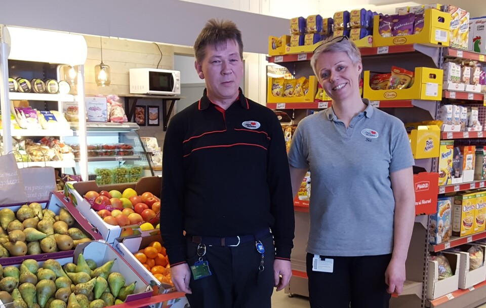 Siv By, her sammen med butikkmedarbeider Rune Falstad. (Foto: NorgesGruppen)