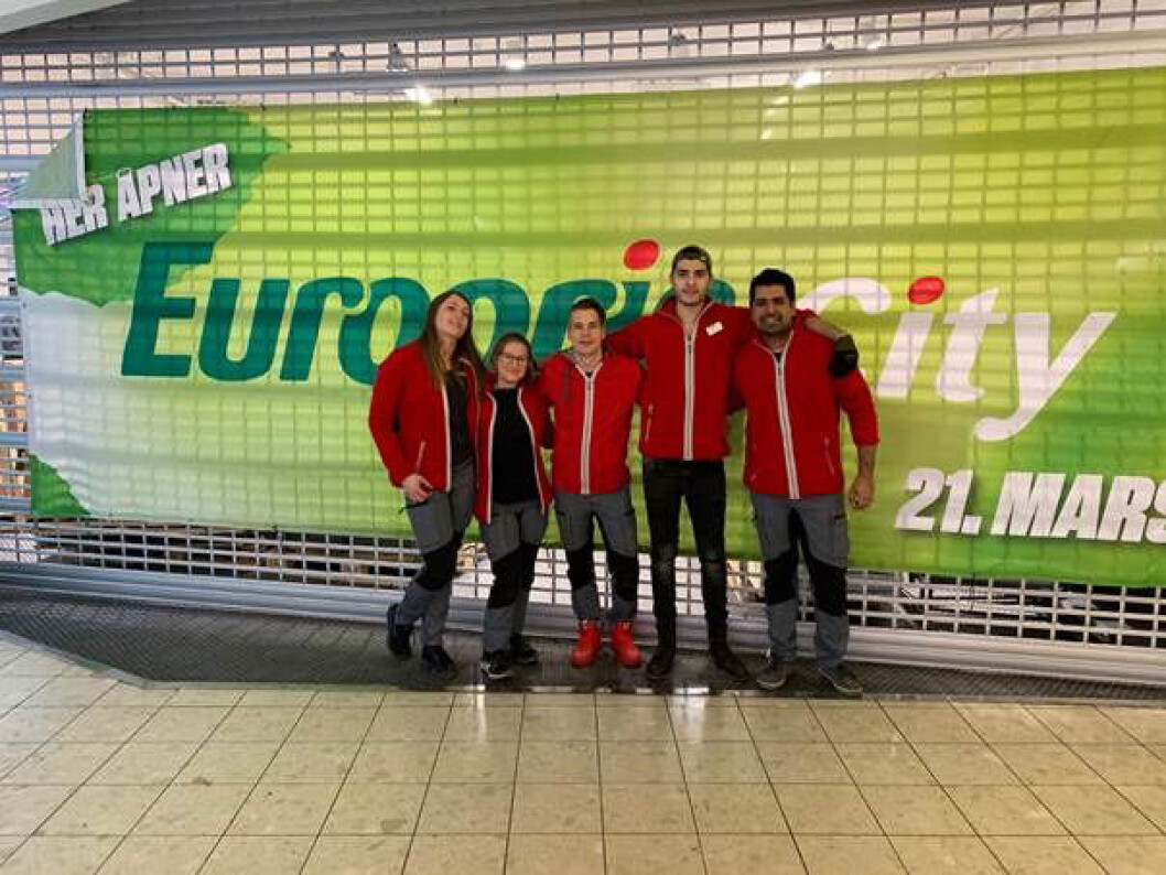 Fem butikkansatte som kundene vil møte på Europris City. F. v. ass. butikksjef Deimante Grikainiene, Ragnhild Grødem, butikksjef Rune Andre Vålbekk, Bewar Barjas og Safian Ahmad. Fem butikkansatte som kundene vil møte på Europris City. F. v. ass. butikksjef Deimante Grikainiene, Ragnhild Grødem, butikksjef Rune Andre Vålbekk, Bewar Barjas og Safian Ahmad.