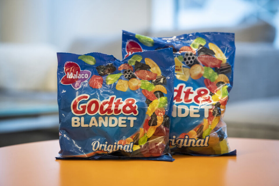 ØKT FYLLINGSGRAD: Godt & Blandet original kommer i ny forpakning (t.v.) der mengden luft er redusert betydelig. (Foto: Katrine Lunke)