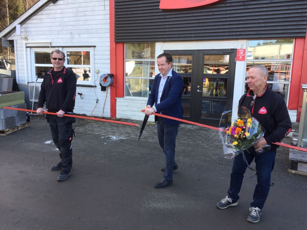 TRADISJONELL ÅPNING: Jan Bjørn Holte (t.v.), Porsgrunn-ordfører Robin Kåss og eier Oddbjørn Lia. (Foto: Byggmakker) TRADISJONELL ÅPNING: Jan Bjørn Holte (t.v.), Porsgrunn-ordfører Robin Kåss og eier Oddbjørn Lia. (Foto: Byggmakker)