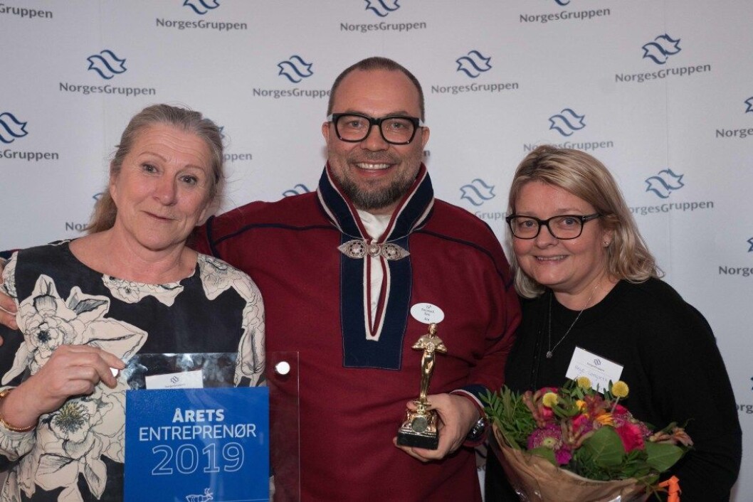 Årets entreprenør er Finnmark Rein, her tre stolte representanter for vinneren: Gro Wamstad, (f.v.), Are Smuk Figved og Hege Langseth. Årets entreprenør er Finnmark Rein, her tre stolte representanter for vinneren: Gro Wamstad, (f.v.), Are Smuk Figved og Hege Langseth.