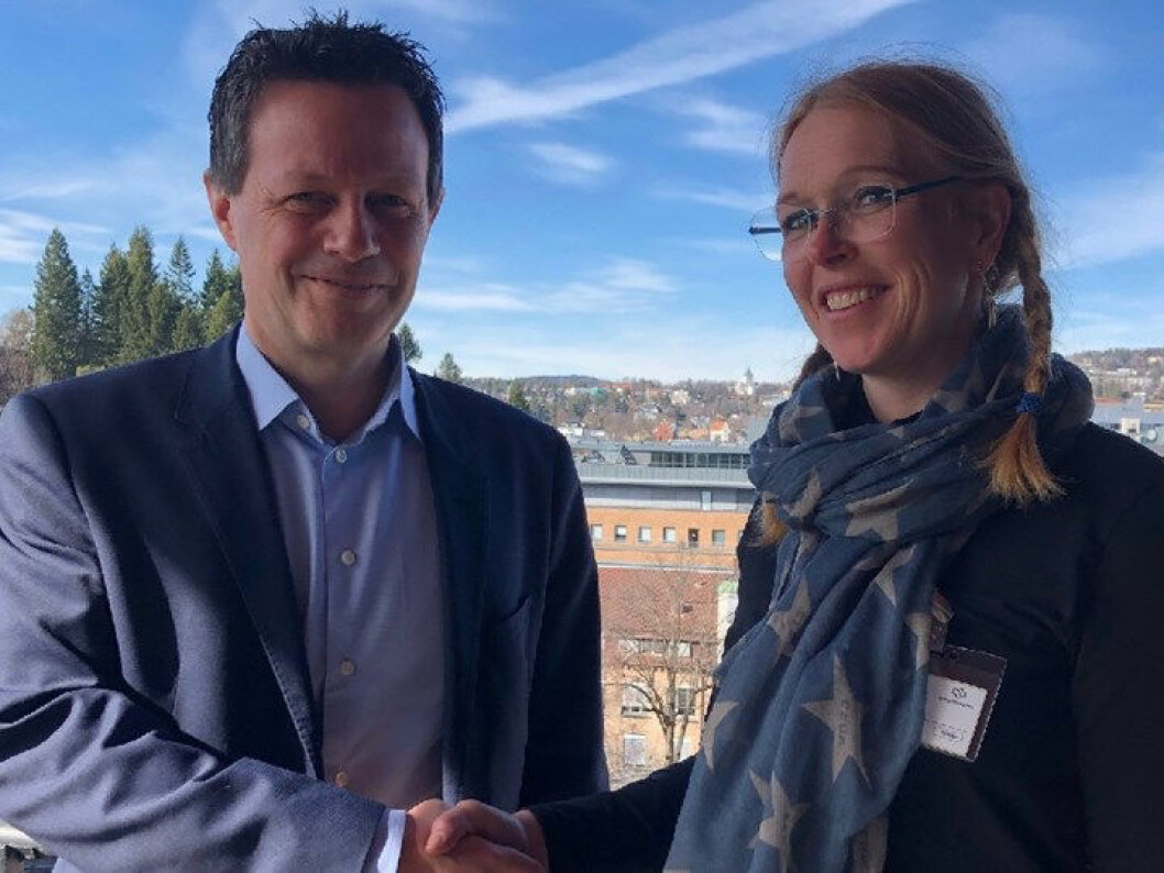 NorgesGruppens Runar Hollevik og Naturvernforndets Maren Esmark signerte avtalen. (Foto: NorgesGruppen) NorgesGruppens Runar Hollevik og Naturvernforndets Maren Esmark signerte avtalen. (Foto: NorgesGruppen)