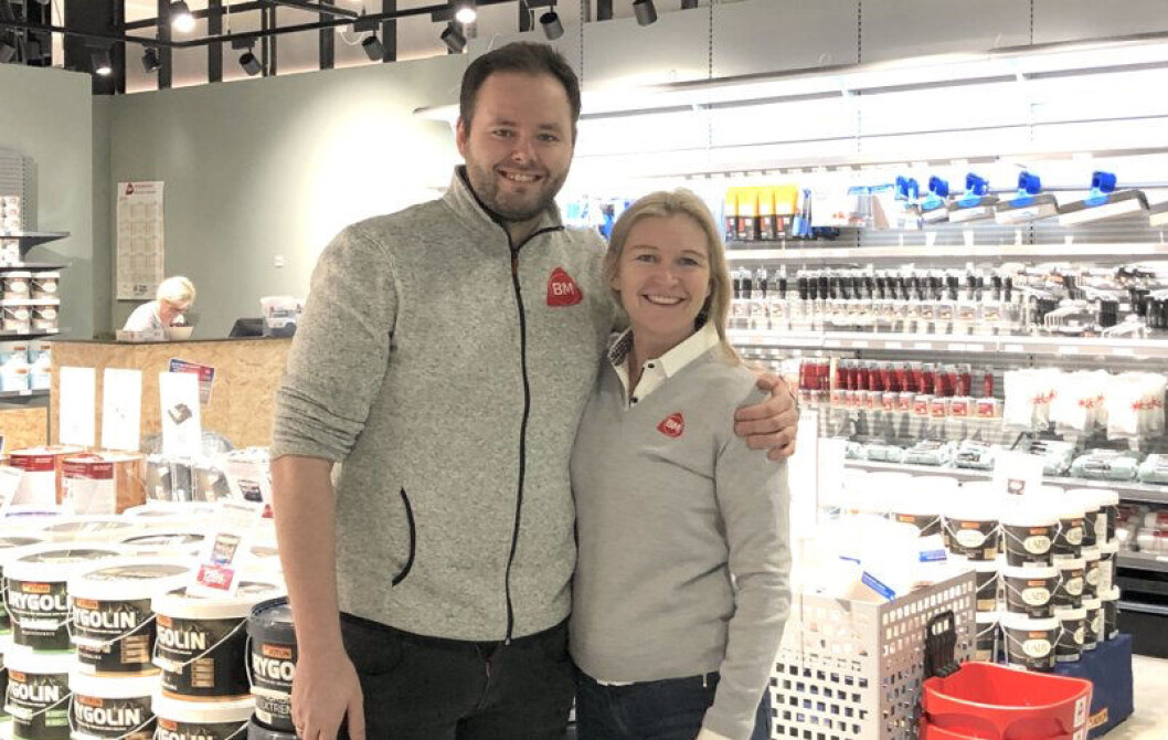 Åpnet en original butikk: regionsjef Andreas Johansen og salgs- og markedsdirektør Kari Moberg. (Foto: Byggmakker) Åpnet en original butikk: regionsjef Andreas Johansen og salgs- og markedsdirektør Kari Moberg. (Foto: Byggmakker)