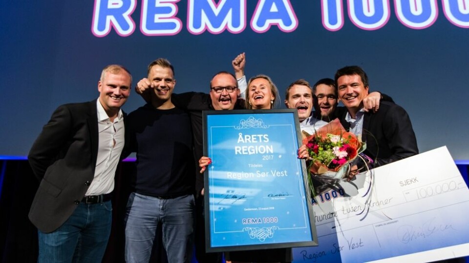 Ole Robert Reitan (t.h.) var prisutdeler da Region Sør Vest ble kåret til Årets Region i 2018. (Foto: REMA 1000)