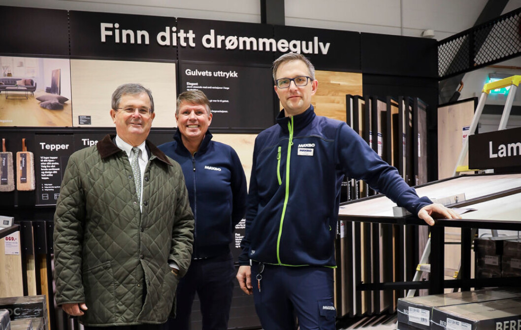 Løvenskiold Handel-direktør Carl Otto Løvenskiold (t.v.), regiondirektør Ronald Lilleberg Karlsen og varehussjef Atle Larsen (t.h.) åpnet nylig Maxbo Lillehammer, med flere ansatte, større lokaler og høyere ambisjoner. (Foto: Roar Berg) Løvenskiold Handel-direktør Carl Otto Løvenskiold (t.v.), regiondirektør Ronald Lilleberg Karlsen og varehussjef Atle Larsen (t.h.) åpnet nylig Maxbo Lillehammer, med flere ansatte, større lokaler og høyere ambisjoner. (Foto: Roar Berg)