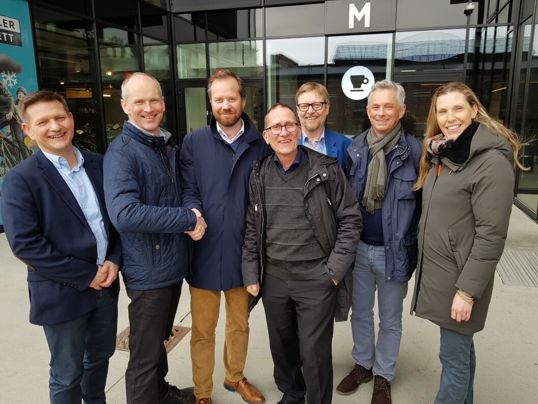 Avtalen klar – Fra venstre Magne Eriksen (Citycon), Thor Christian Tuv (Solenergi Fusen), Alexander Almeland (Citycon), Bill Engeness (Citycon), Tommy Strӧmberg (Innos), Jens Hetland (Solenergi Fusen), Jannecke Rødseth (Citycon). Avtalen klar – Fra venstre Magne Eriksen (Citycon), Thor Christian Tuv (Solenergi Fusen), Alexander Almeland (Citycon), Bill Engeness (Citycon), Tommy Strӧmberg (Innos), Jens Hetland (Solenergi Fusen), Jannecke Rødseth (Citycon).