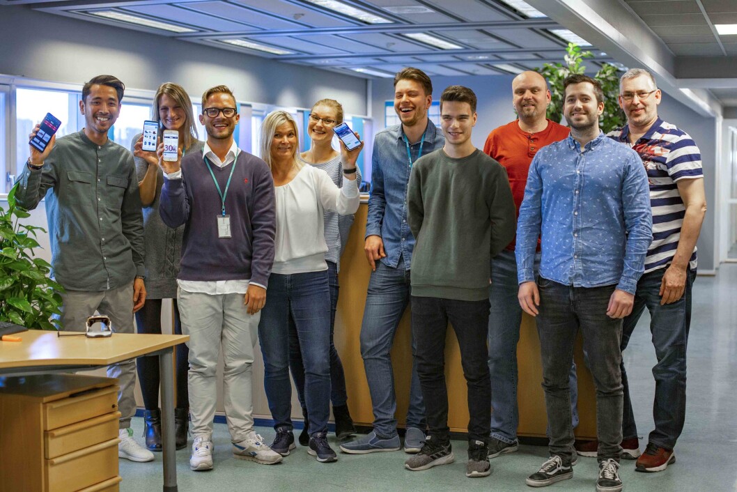 Nesten halvparten av oss handler nå på mobilen hver måned. (Foto: PostNord) Nesten halvparten av oss handler nå på mobilen hver måned. (Foto: PostNord)