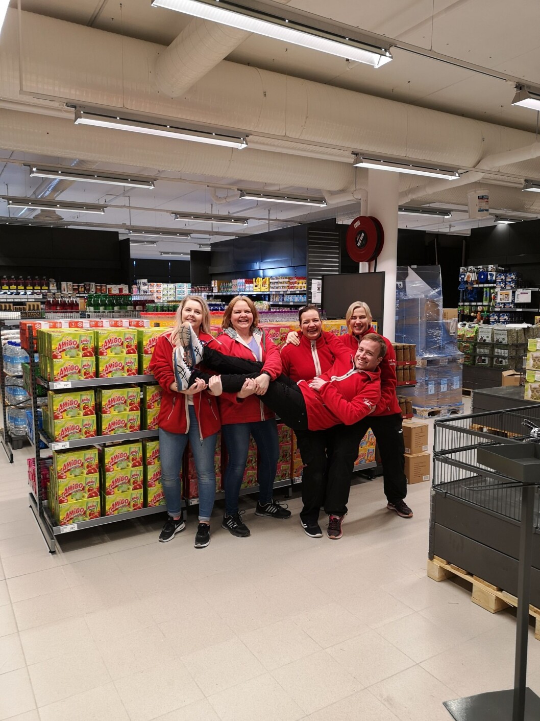 Klare for åpning av ny Europris-butikk på Vestnes. Fra v.: Monica Helset, Aud Marie Bergdal, Eva Karin Fossheim Eide og Cecilie Støylen Hoff. Liggende foran: butikksjef Jarl Williksen. Klare for åpning av ny Europris-butikk på Vestnes. Fra v.: Monica Helset, Aud Marie Bergdal, Eva Karin Fossheim Eide og Cecilie Støylen Hoff. Liggende foran: butikksjef Jarl Williksen.