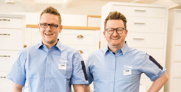 Stolte norske deltakere: butikksjef Ole Anders Eidsør og distriktssjef i Nord-Vest Andre Skåre (t.h.). (Foto: JYSK) Stolte norske deltakere: butikksjef Ole Anders Eidsør og distriktssjef i Nord-Vest Andre Skåre (t.h.). (Foto: JYSK)