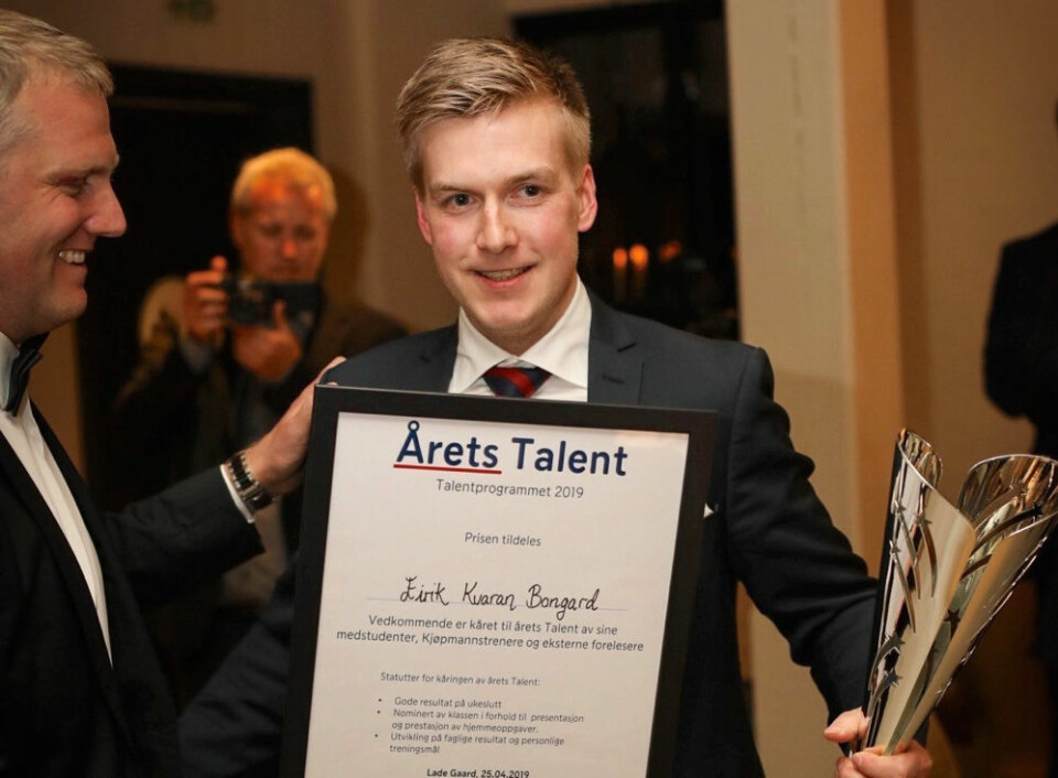 Eirik Kvaran Bongard mottar prisen som Årets Talent av Jan Frode Johansen. (Foto: REMA Franchise)