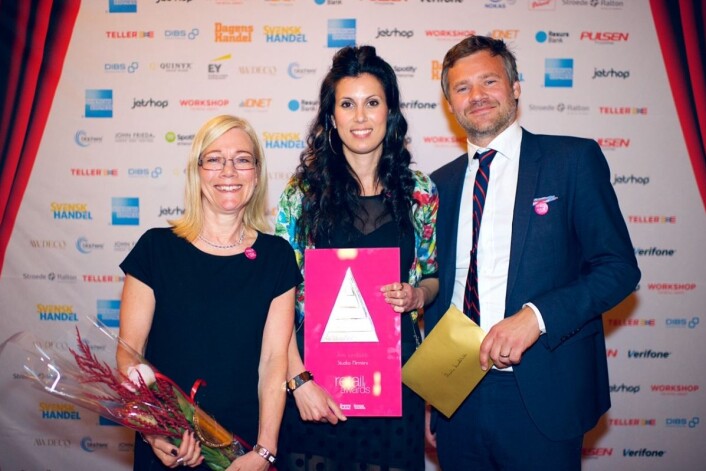Hemtex’ vinnertrio på Retail Awards mandag kveld, hvor de vant i kategorien Årets arbeidsgiver. Fra v. Helena Bergström (CRM-koordinator), Mona Adawi (CRM-leder), Ted Bergström (markedsføringsleder). (Foto: Retail Awards) Hemtex’ vinnertrio på Retail Awards mandag kveld, hvor de vant i kategorien Årets arbeidsgiver. Fra v. Helena Bergström (CRM-koordinator), Mona Adawi (CRM-leder), Ted Bergström (markedsføringsleder). (Foto: Retail Awards)