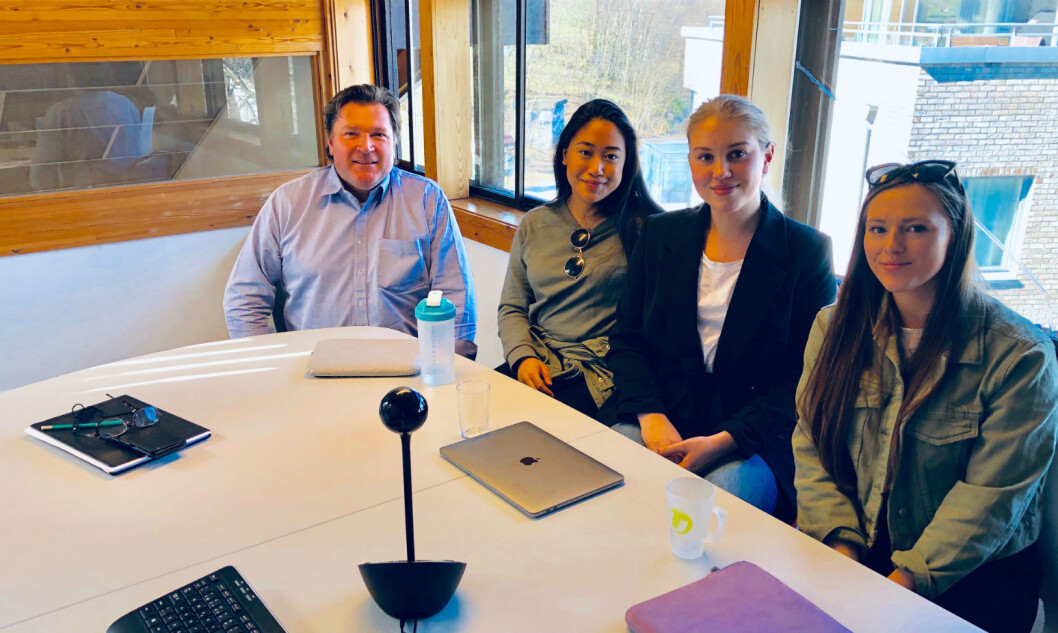 Digitrolls nye, unge eksperter innen netthandel: F.v.: Daglig leder i Digitroll, Patrick Dahl, Denise Molo Candelario, Anna Brandsdal og Silje Unnvik. (Foto: Arvid Steen, Digitroll) Digitrolls nye, unge eksperter innen netthandel: F.v.: Daglig leder i Digitroll, Patrick Dahl, Denise Molo Candelario, Anna Brandsdal og Silje Unnvik. (Foto: Arvid Steen, Digitroll)