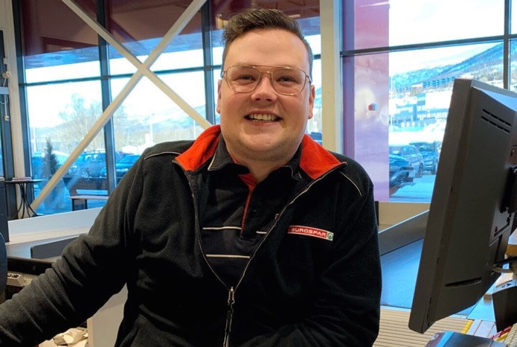 Mange velger Sondre Gottormsens kasse for å oppleve litt av hans positive energi. (Foto: NorgesGruppen) Mange velger Sondre Gottormsens kasse for å oppleve litt av hans positive energi. (Foto: NorgesGruppen)