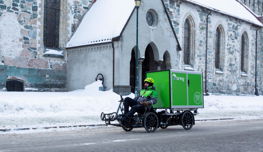 Kristian Lian leverer pakker til kunder i Trondheim sentrum med sin elektriske varesykkel. (Foto: Håvard Jørstad) Kristian Lian leverer pakker til kunder i Trondheim sentrum med sin elektriske varesykkel. (Foto: Håvard Jørstad)