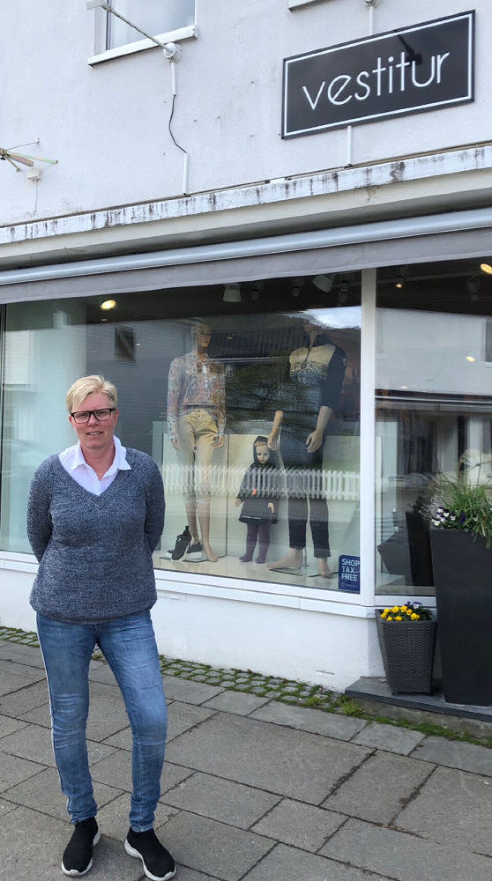Leder i Eid Handel Ingvill Henden driver sin egen klesbutikk, Vestitur, i lokaler hvor det har vært drevet handel i flere generasjoner.