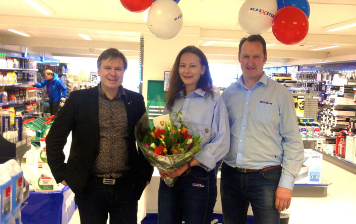 Ordfører Alfred Bjørlo stiller alltid opp for handelen i Eid, her ved åpningen av BilXtra i 2015, med butikksjef Hanna Almskår og daglig leder Jan Martin Starheim. (Foto: Eid kommune) Ordfører Alfred Bjørlo stiller alltid opp for handelen i Eid, her ved åpningen av BilXtra i 2015, med butikksjef Hanna Almskår og daglig leder Jan Martin Starheim. (Foto: Eid kommune)