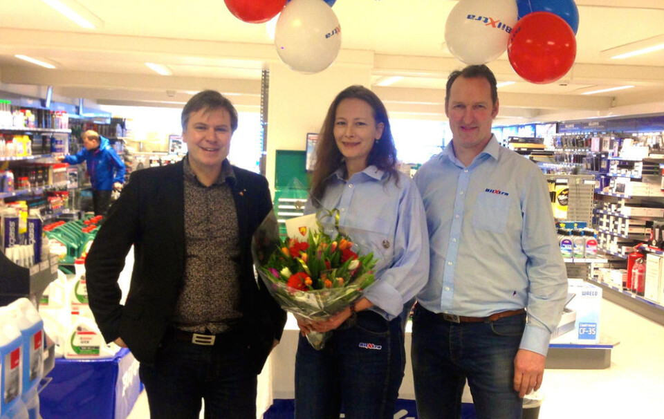 Ordfører Alfred Bjørlo stiller alltid opp for handelen i Eid, her ved åpningen av BilXtra i 2015, med butikksjef Hanna Almskår og daglig leder Jan Martin Starheim. (Foto: Eid kommune)